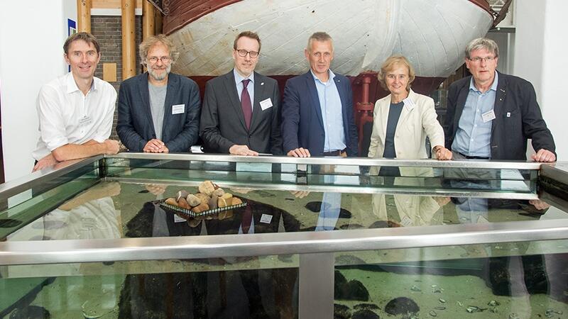 From left: Martin Baptist (Wageningen University), Dr. Gregor Scheiffarth (National Park Administration), Rüdiger Strempel (CWSS), Peter Südbeck (National Park Administration), Professor Karin Lochte (Wadden Sea Board Char) and Hans-Ulrich Rösner (WWF Germany) presented the key topics of the Wadden Sea Day to the press. © Zwoch / NLPV. From left: Martin Baptist (Wageningen University), Dr. Gregor Scheiffarth (National Park Administration), Rüdiger Strempel (CWSS), Peter Südbeck (National Park Administration), Professor Karin Lochte (Wadden Sea Board Char) and Hans-Ulrich Rösner (WWF Germany) presented the key topics of the Wadden Sea Day to the press. © Zwoch / NLPV.