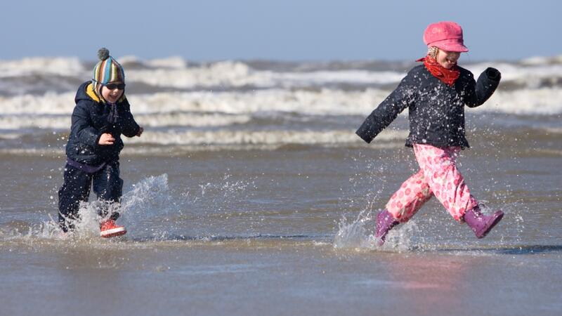 Children playing at the shoreline. Martin Stock/ LKN.SH.