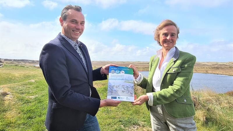 Karin Lochte receiving the 2020 East Atlantic Flyway Assessment. CWSS.