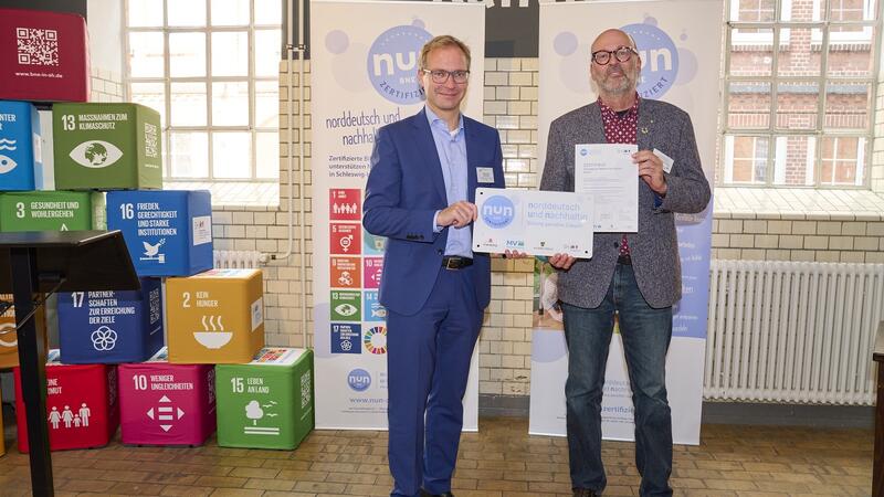Claus von Hoeschelmann (right) receives NuN certificate on behalf of IWSS. BNUR/Stefan Polte/ foto-design-polte.de.