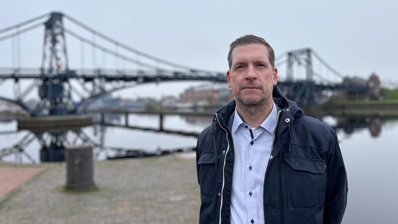 Sascha Klöpper in front of the Kaiser-Wilhelm-Bridge in Wilhelmshaven. CWSS/ Domnick.
