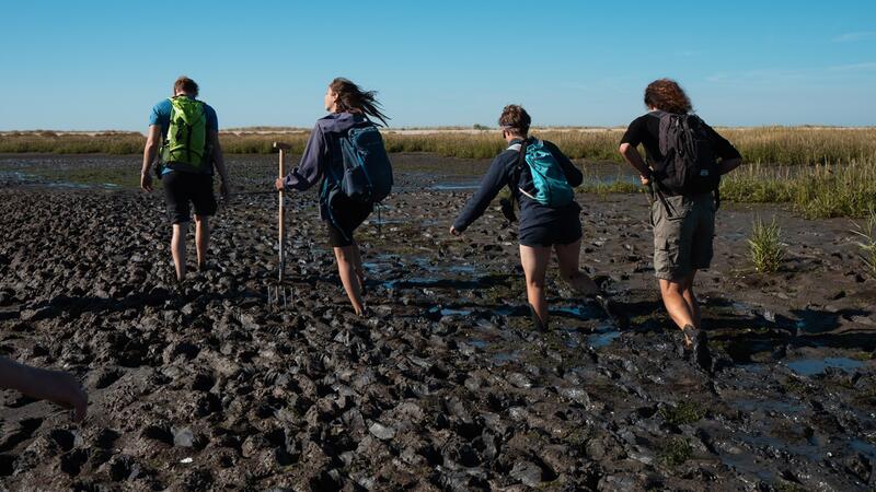 Participants of the Trilateral Youth Conference 2022 on mudflat. Waverunner/Lukas Gottwald.