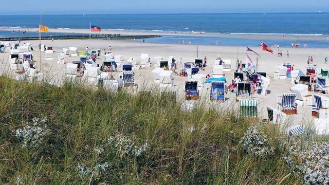 Touristic beach. Hans-Ulrich Rösner.